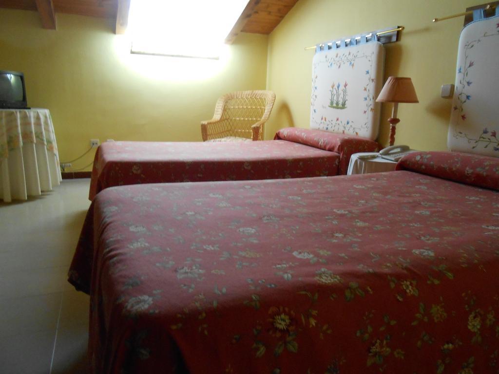 Hostal Burgos Torrecaballeros Chambre photo