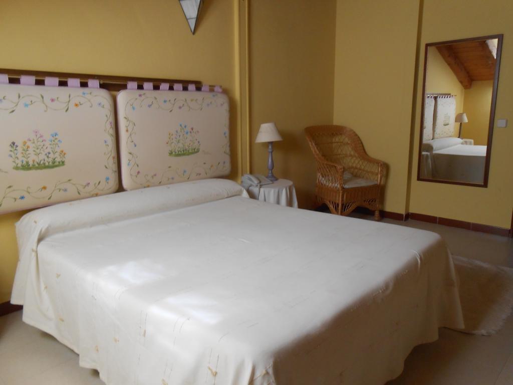 Hostal Burgos Torrecaballeros Chambre photo